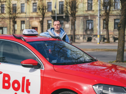 «Ja neviens nerunās, nekas nemainīsies,» saka liepājnieks Edgars Kudums. Viņam pieder taksometru firma ar savu tālruņa līniju un sešiem darbiniekiem. Tomēr paralēli turpina vadāt Bolt klientus, jo citādi būtu maz darba.