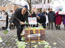 2020. gada 29. janvāris. Protests pie Igaunijas parlamenta pret brīvprātīguma principu pensiju 2. līmenī. Tomēr parlaments ar 56 pret 45 balsīm šo iniciatīvu apstiprināja.