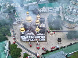 Līdz šim vislielākais mērķtiecīgais uzbrukums kristiešu kultūrai — tā Ukrainas prezidents Volodimirs Zelenskis nosauca naktī uz pirmdienu notikušo divu Krievijas dronu ietriekšanos Kijivas Pečeru klosterī. Tas izraisīja ugunsgrēku galvenajā katedrālē. Pečeru klosteris, kas tika dibināts 1051. gadā, iekļauts UNESCO Pasaules mantojuma sarakstā. Šajā pašā gaisa uzbrukumā Kijivā nogalināti vismaz seši civiliedzīvotāji, bet Harkivā — pieci glābēji.