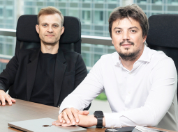 Tehnoloģiski Handwave produkts ir sarežģīts, taču Oskars Lakšēvics (no kreisās) un Jānis Stirna par to cenšas runāt pēc iespējas vienkāršāk — lai patērētāji nenobītos izmantot.