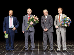 Aivaru Lembergu spēlē Lauris Dzelzītis (no kreisās), Andris Šķēle — Ģirts Ķesteris,  Valdis Zatlers — Artūrs Skrastiņš, Ainārs Šlesers — Lauris Subatnieks.
