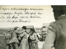 Latviešu bēgļus sagaida Zilupes robežpunktā. 1920. gads. Uz fotogrāfijas rakstīts: Latviešu robežsargu virsnieks pārnācēju bēgļu starpā nejauši sastop savu māsu. Fotogrāfs nezināms. Latvijas Kara muzeja krājums