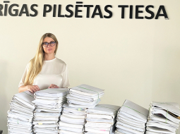 Rīgas pilsētas tiesas priekšsēdētāja Anda Briede pie Krājbankas krimināllietas 103 sējumiem. Lieta no Rīgas apgabaltiesas atgriezta izskatīšanai pirmās instances tiesā. Foto – Baiba Litvina