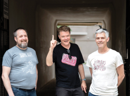 Dārza svētku LaDiDaDi rīkotāji un trīs draugi. No kreisās: Uldis Pabērzis, Toms Grēviņš un Bruno Roze. Foto – Reinis Hofmanis