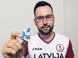 «Galda hokejā svarīga veiklība un kustību koordinācija, bet jo īpaši mentālā noturība. Labākie sportisti tehniski visi ir spējīgi izdarīt nepieciešamo, jautājums ir, vai tas izdosies izšķirīgajā brīdī,» stāsta Edgars. Foto no personīgā arhīva