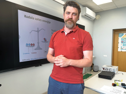 Bauskas Valsts ģimnāzijas fizikas skolotājs Dmitrijs Jemeļjanovs skolā nonāca nejauši un ilgi šaubījās, vai paliks. Taču kāpa atalgojums, uzlabojās citi darba apstākļi, līdz ar profesionālo novērtējumu auga pašapziņa, un Dmitrijs par promiešanu vairs nedomā.