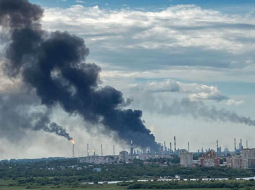 Ukraiņu lidroboti pirmo reizi uzbrukuši Krievijas lielākajai naftas pārstrādes rūpnīcai Omskā, kas atrodas 2500 km attālumā no Ukrainas robežas. Tā ir pēdējā no 11 lielākajām benzīna rūpnīcām, kurai ukraiņi līdz šim vēl nebija trāpījuši.