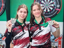 Amanda Kirilova (no kreisās) un Marta Roga.
