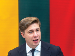 Mindaugs Sinkevičs 30. jūnijā, kad parlaments apstiprināja viņa iecelšanu premjerministra amatā.