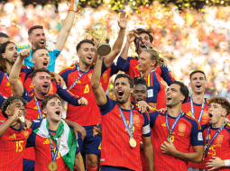 Finālmačā pārspējot Argentīnu, pasaules kausu futbolā izcīnīja Spānijas izlase. Turnīra astoņās spēlēs Spānija ielaida tikai vienus vārtus ceturtdaļfinālā pret Beļģiju. Pēdējo 18 gadu laikā Spānija izcīnījusi trīs Eiropas čempionu titulus un divus pasaules kausus.