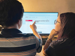Rīga ir pirmā pašvaldība Latvijā, kur mācībām 10. klasē šovasar varēja pieteikties, izmantojot centralizētu pieteikšanās sistēmu. Vienotā elektroniskā sistēma pakāpeniski tiks ieviesta visā Latvijā, lai pieteiktos bērnudārzam, pamatskolai (1. klasei) un vidusskolai (10. klasei). Foto — Marta Āboltiņa