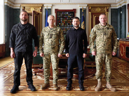 Jaunais Ukrainas aizsardzības ministrs Jevgeņijs Hmara (no kreisās), bijušais Bruņoto spēku virspavēlnieks Oleksandrs Sirskis, Valsts prezidents Volodimirs Zelenksis un jaunais virspavēlnieks Mihailo Drapatijs.