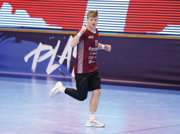 Jau 2022. gadā, būdams 15 gadus vecs, Valdis kļuva arī par Latvijas vīriešu izlases visu laiku jaunāko spēlētāju un vārtu guvēju.