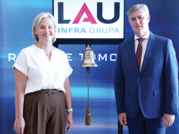 Nasdaq Riga vadītāja Liene Dubava un LAU Infra Grupa valdes priekšsēdētājs Vilnis Vitkovskis biržas zvana ceremonijā 3. jūlijā.