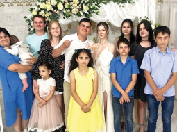 30. jūlijā tiešā krievu ballistiskās raķetes trāpījumā pa astoņu bērnu ģimenes privātmāju Krivijrihas pilsētas nomalē nogalināti abi vecāki un trīs bērni. Pārējie bērni un vecmāmiņa ir smagi ievainoti. Sestdien kārtējā masīvā gaisa uzlidojumā Kijivai nogalināti vismaz deviņi cilvēki, 28 ievainoti