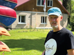 «Kopš pierobežā beiguši pienākt šūnapraides brīdinājumi, cilvēki pamazām atsāk šurp braukt. Augustā tūristu skaits jau ir aptuveni tāds pats kā citos gados. Ja atkal nekas nenotiks, visam vajadzētu būt kārtībā, un jācer, ka turpmāk būs labāk nekā līdz šim,» stāsta tūrisma gids un skolotājs Krāslavas novadā Aivars Vagalis.