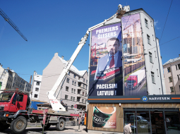 Neilgi pirms oficiālā priekšvēlēšanu aģitācijas perioda sākuma pilsētvidē parādījās lielas reklāmas ar Aināru Šleseru.
