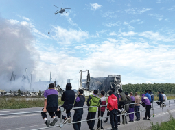 Ziņkārīgie vēro, kā 16. augustā pēc ukraiņu lidrobotu uzbrukuma tiek dzēstas tiešsaistes tirgotavas Wildberries loģistikas centrā krāsmatas Maskavas pievārtē.