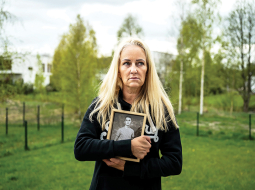 Trīna Trofimova ar mirušā dēla Jonasa ģīmetni. Foto — Meridita Kohuta