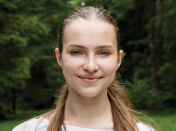Anastasijai Hrebenai (13) no Kijivas apgabala karš iemācījis priecāties par katru nodzīvoto dienu.