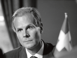 Šveices vēstnieks Jene K. A. Štēhelins vizītē Latvijā uzturējās 1991. gada 4.—5. septembrī un tikās ar amatpersonām gan Latvijas Republikas Ārlietu ministrijā, gan Augstākajā Padomē. Foto — Uldis Pāže. Latvijas Nacionālā arhīva krājums