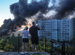 Toksisku dūmu mutuļi Kijivā pēc kārtējā gaisa uzbrukuma 20. augustā.