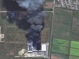 Satelītuzņēmumā redzams tiešsaistes tirdzniecības platformas Ozon loģistikas centra ugunsgrēks Krasnodaras apgabalā Krievijas dienvidos.