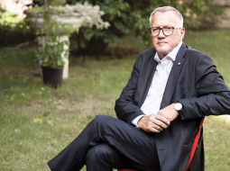 «Svarīgākā lieta, ko redzam reitingos, — JV izdodas stabilizēt pozīciju. 20—22% vēlētāju vēl nav izdarījuši savu izvēli, cīnīsimies par viņu balsīm.»