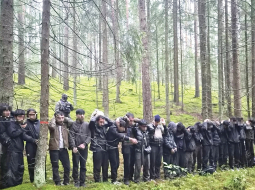 Augustā Krāslavas novadā robežsargi notvēra 28 personas, kuras bija nelikumīgi šķērsojušas robežu pa izraktu pazemes tuneli. Foto — Valsts robežsardze