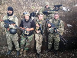 Vitālijs (pirmais no kreisās) ar cīņubiedriem frontē. Foto tapšanas vieta un laiks nav zināmi.