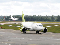 airBaltic lidmašīna Rīgas lidostā 3. septembrī.