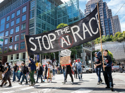 Protests pret mākslīgā intelekta attīstītāju steigu Sanfrancisko 11. jūlijā.