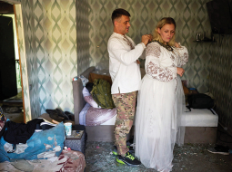 9. septembrī Kijivā salaulājās Ludmila un Leonīds Rižaki, par spīti tam, ka tikai dienu agrāk krievu gaisa uzbrukuma triecienvilnis pamatīgi izpostīja viņu dzīvokli. Par laimi, kāzu tērpi necieta. «Ja Dievs man ir devis iespēju dzīvot, tad kāpēc man kaut ko atlikt?» teica Ludmila. «Vismaz pašlaik man ir tiesības būt laimīgai.»