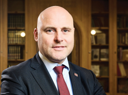 «Esmu dabīgs, gribu būt atklāts pret sabiedrību. Reizēm es par daudz pasaku. Pilnīgi piekrītu, katram premjera vārdam ir svars. Pie tā ir jāpiedomā.»