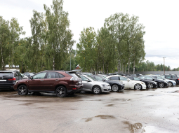 «Mums visu laiku ir pilns,» par Nodrošinājuma valsts aģentūras stāvlaukumu noslodzi ar konfiscētajām automašīnām saka tās pārstāve Laija Dovguško.