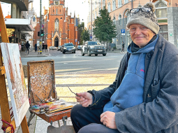 Mākslinieks iesācis jau trīspadsmito Ģertrūdes baznīcas gleznu. «Cilvēkiem patīk, viņi pērk un pat gaida rindā.»