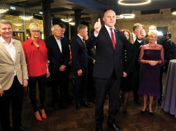 Andris Kulbergs (priekšplānā) ar saviem partiju apvienības  kolēģiem vēlēšanu dienas vakarā, gaidot balsojuma rezultātus.