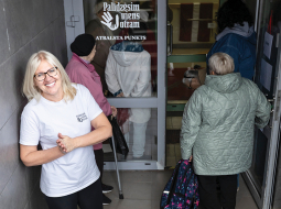 «Attieksme veido attieksmi — vienmēr. Viens cilvēks var pateikt: viņš neko nevar. Otrs atrod pieeju, palīdz, un cilvēks sāks darīt,» uzskata Palīdzēsim viens otram noliktavas vadītāja Mārīte.