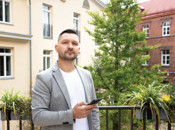 Kristapa izstrādātā sistēma var palīdzēt arī ikdienā, piemēram, precīzāk nodot informāciju atbildīgajiem dienestiem par avārijām, dažādiem incidentiem. Foto — Liene Leonoviča