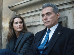 ASV vēstnieces Lielbritānijā lomā Kerija Rasela, viņas vīrs un diplomātisko aprindu pelēkais kardināls — Rufuss Sjūels. Publicitātes foto — Netflix