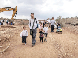 Ebreju kolonisti svētku gājienā 30. septembrī netālu no Dženīnas pilsētas okupētajā Rietumkrastā. Vēl pavisam nesen šajā vietā bija palestīniešu ciems.