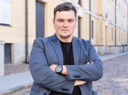 Arheologs Artūrs Tomsons vietā pie mākslas muzeja Arsenāls, kur vasarā atrada aproci.