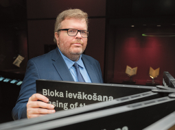 Literatūrzinātnieks Pauls Daija strādā Latvijas Nacionālajā bibliotēkā kopš 2017. gada. Aizrautīgi nodarbojas ne tikai ar pētniecību, bet arī ar zinātnes komunikāciju. Kopā ar kolēģiem veidojis piecas nozīmīgas LNB izstādes, tajā skaitā kopā ar Maiju Treili radīto Tiesības uz bibliotēku.