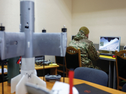Privāta apsardzes uzņēmuma darbinieks ar simulatoru apgūst pārtvērējdronu vadību.