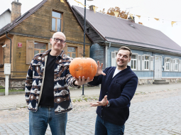 Jelgavnieki Rihards Edels (no kreisās) un Krišjānis Dzalbe izveidojuši interaktīvu karti. Tajā apkopotas adreses, kurās Visu svēto naktī gaidīs mazos un lielos saldumu meklētājus.