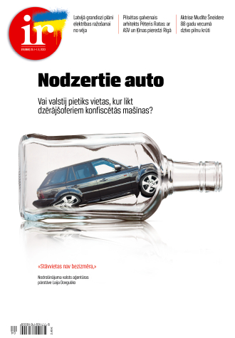 Glāzīte uz atvadām no sava auto